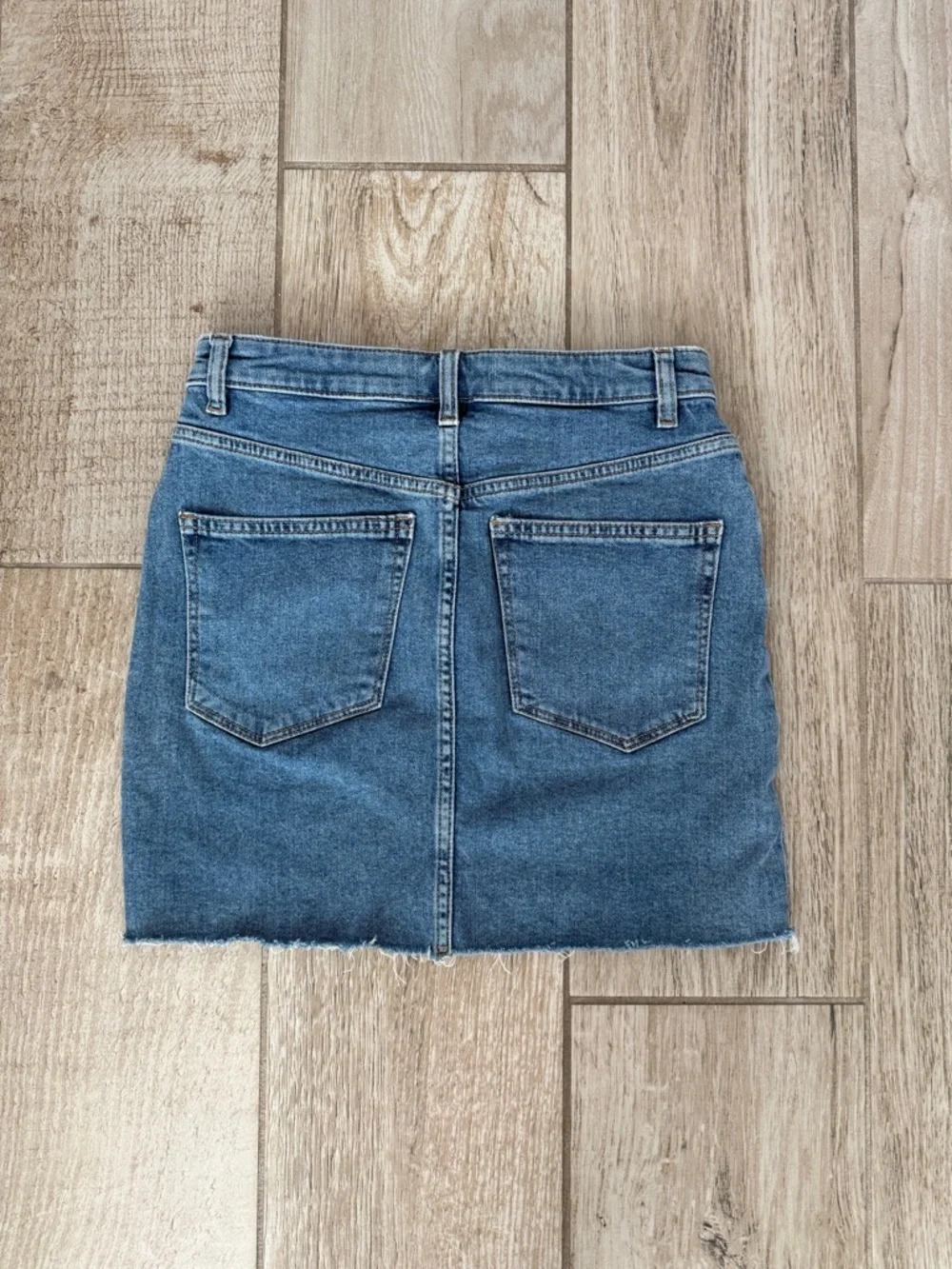 DL1961 Medium Blue Denim Frayed-Hem Mini Skirt - Picture 4 of 8